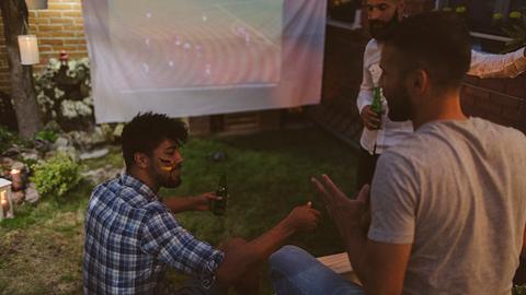 Deutschland ist im EM-Fieber: Diese Gadgets brauchen alle Fußballfans! - Foto: IStock / vgajic