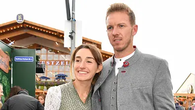 Julian Nagelsmann mit Lena beim Oktoberfest. - Foto: IMAGO / Spöttel Picture