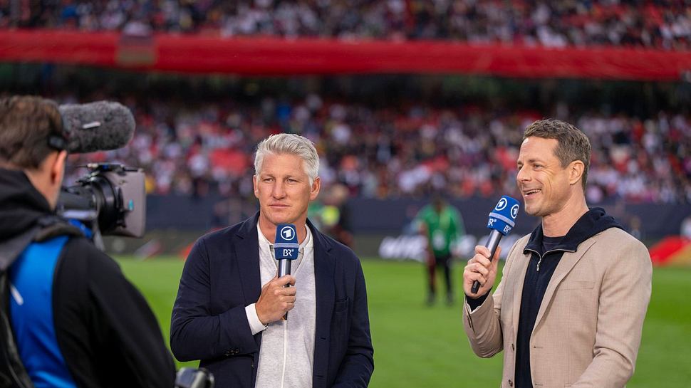 Alexander Bommes mit Bastian Schweinsteiger am Spielfeldrand - Foto: IMAGO / MIS