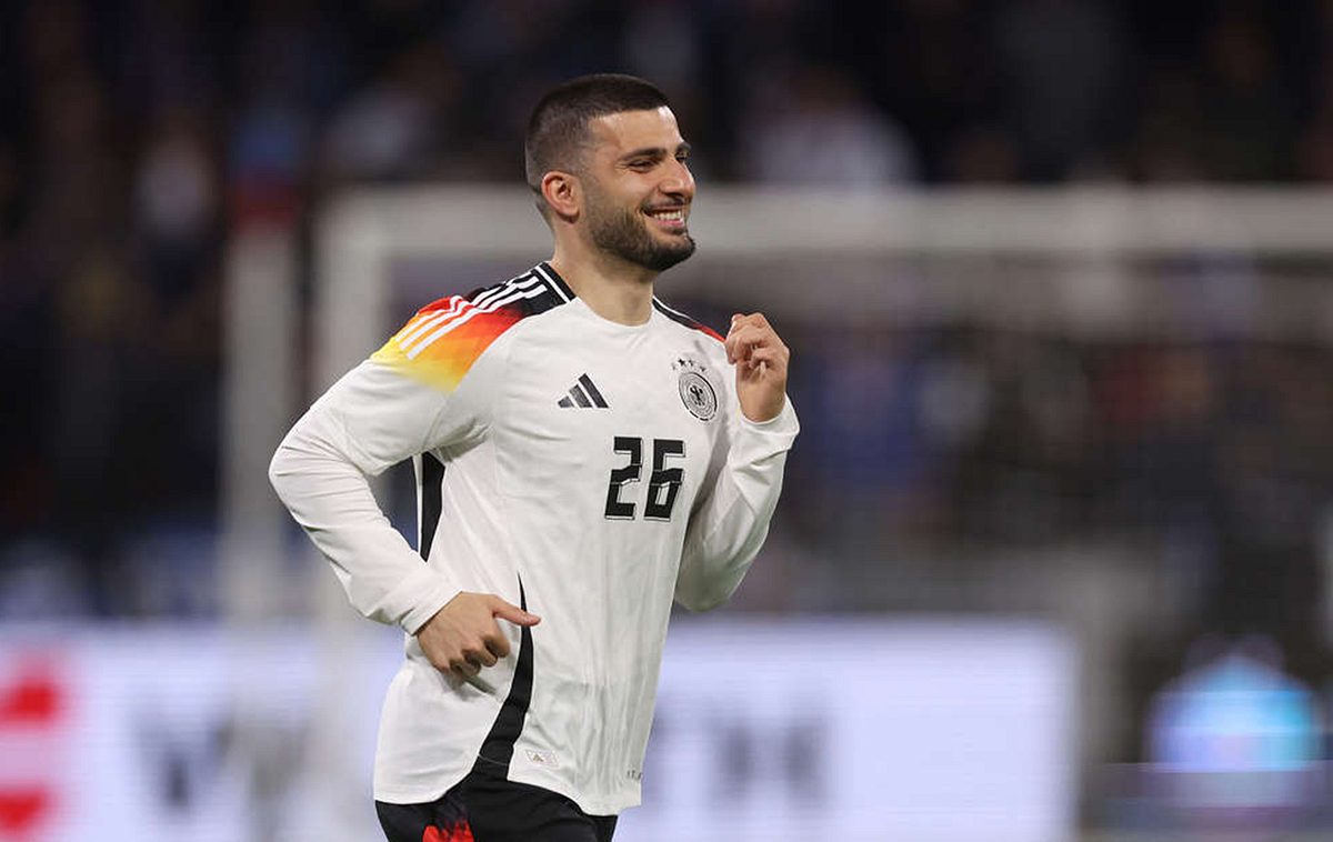 Deniz Undav spielt im Deutschland Trikot Fußball