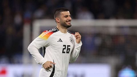 Deniz Undav spielt im Deutschland Trikot Fußball - Foto: Getty Images