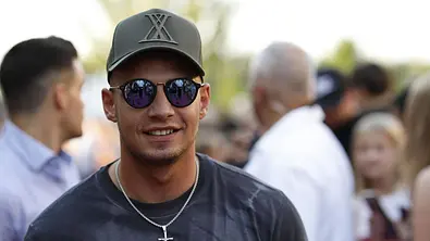 Pietro Lombardi hat eine Sonnebrille auf und lächelt in die Kamera - Foto: Sebastian Reuter / Getty Images