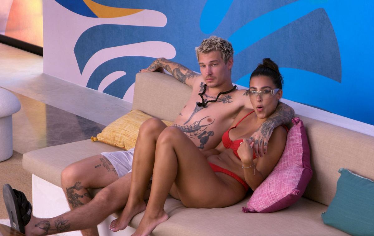 Perfect Match: Alara und Stevan zusammen auf Sofa