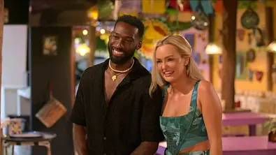 Kaz (links) und Micah (rechts) strahlen in die Kamera - Foto: Netflix
