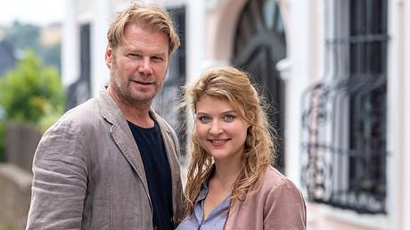 Lara Mandoki und Kai Scheve in Der Erzgebirgskrimi - Foto: IMAGO / Uwe Meinhold