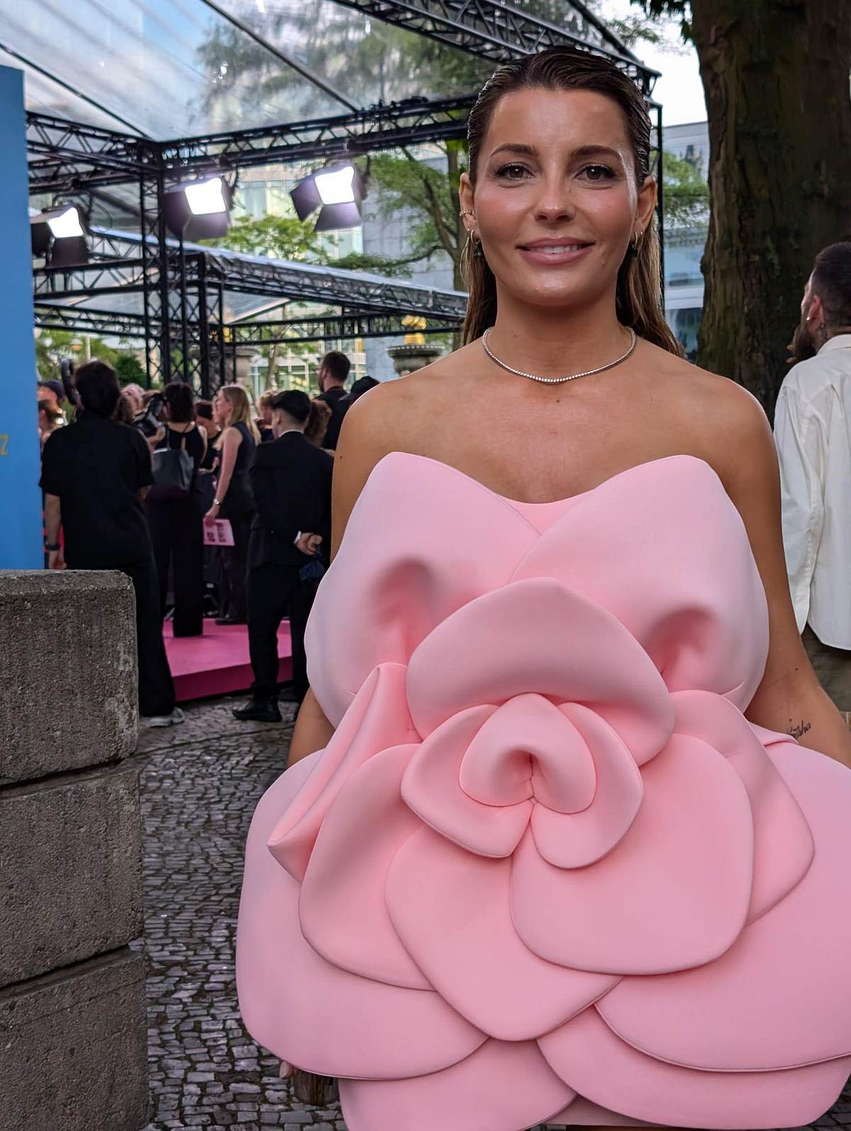 Bill Kaulitz' Freundin Sara Alviti auf der Premiere zu Kaulitz & Kaulitz