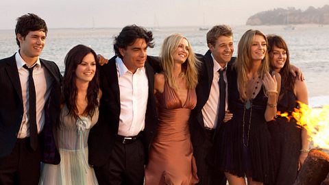 Der Cast von O.C. California posiert am Strand. - Foto: IMAGO / Newscom / AdMedia