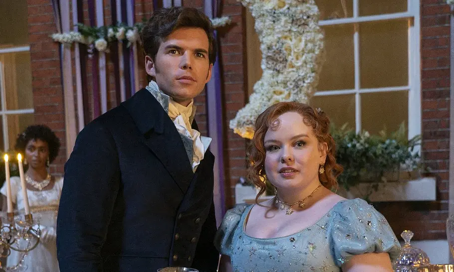 Bridgerton Penelope (Nicola Coughlan) und Colin (Luke Newton) stehen auf einem Ball nebeneinander.