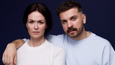 Edin Hasanović und Melika Foroutan schauen in die Kamera - Foto: Sommerhaus Filmproduktion/hr/Jakob Fliedner