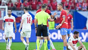 Karten-Rekord: Das EM-Spiel Tschechien - Türkei geht in die Geschichte ein - Foto: IMAGO / Sports Press Photo