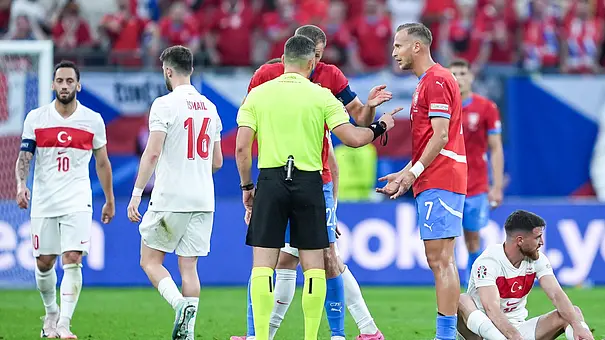 Karten-Rekord: Das EM-Spiel Tschechien - Türkei geht in die Geschichte ein - Foto: IMAGO / Sports Press Photo Karten-Rekord: Das EM-Spiel Tschechien - Türkei geht in die Geschichte ein - Foto: IMAGO / Sports Press Photo