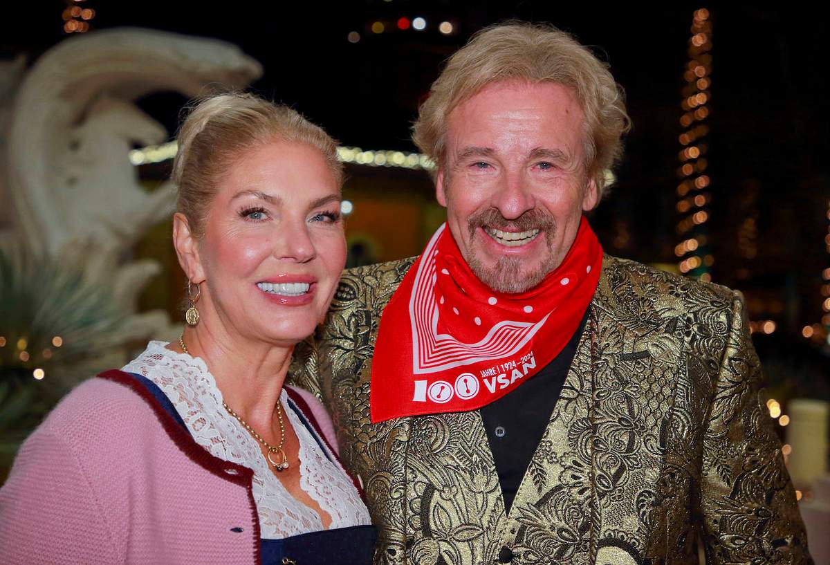 Thomas Gottschalk und seine Verlobte Karina - beide lächeln in die Kamera
