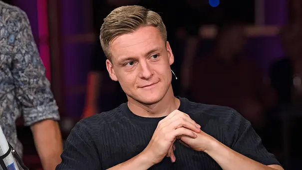 Felix Kroos sitzt mit gefalteten Händen in einer Talkshow - Foto: IMAGO / STAR-MEDIA Felix Kroos sitzt mit gefalteten Händen in einer Talkshow - Foto: IMAGO / STAR-MEDIA
