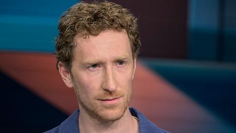 Louis Klamroth steht eine große Zukunft in der ARD bevor, hier ist er im Studio von hart aber fair zu sehen - Foto: IMAGO / HMB-Media