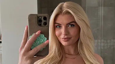 Antonia Hemmer macht ein Spiegelselfie mit Handy - Foto: Instagram/antonia_hemmer