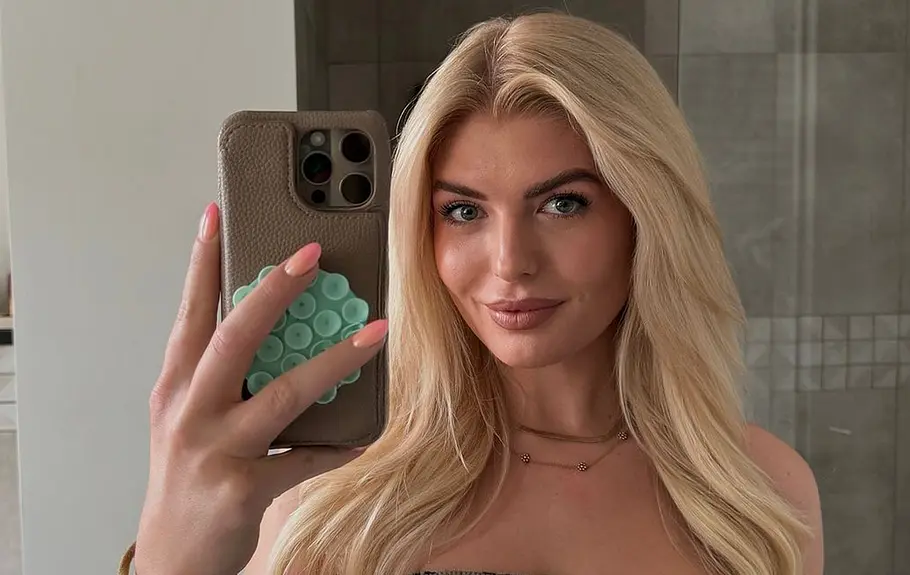 Antonia Hemmer mit Handy Antonia Hemmer mit Handy