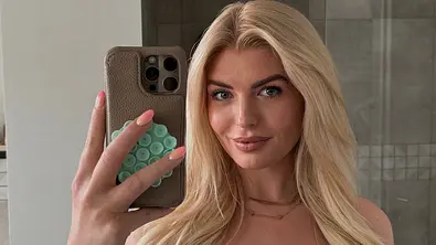 Antonia Hemmer posiert vor dem Spiegel. - Foto: Instagram/antonia_hemmer
