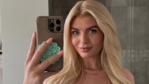 Antonia Hemmer posiert vor dem Spiegel. - Foto: Instagram/antonia_hemmer