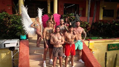 Die Ex on the Beach Kandidat:innen posieren in der Villa - Foto: RTL