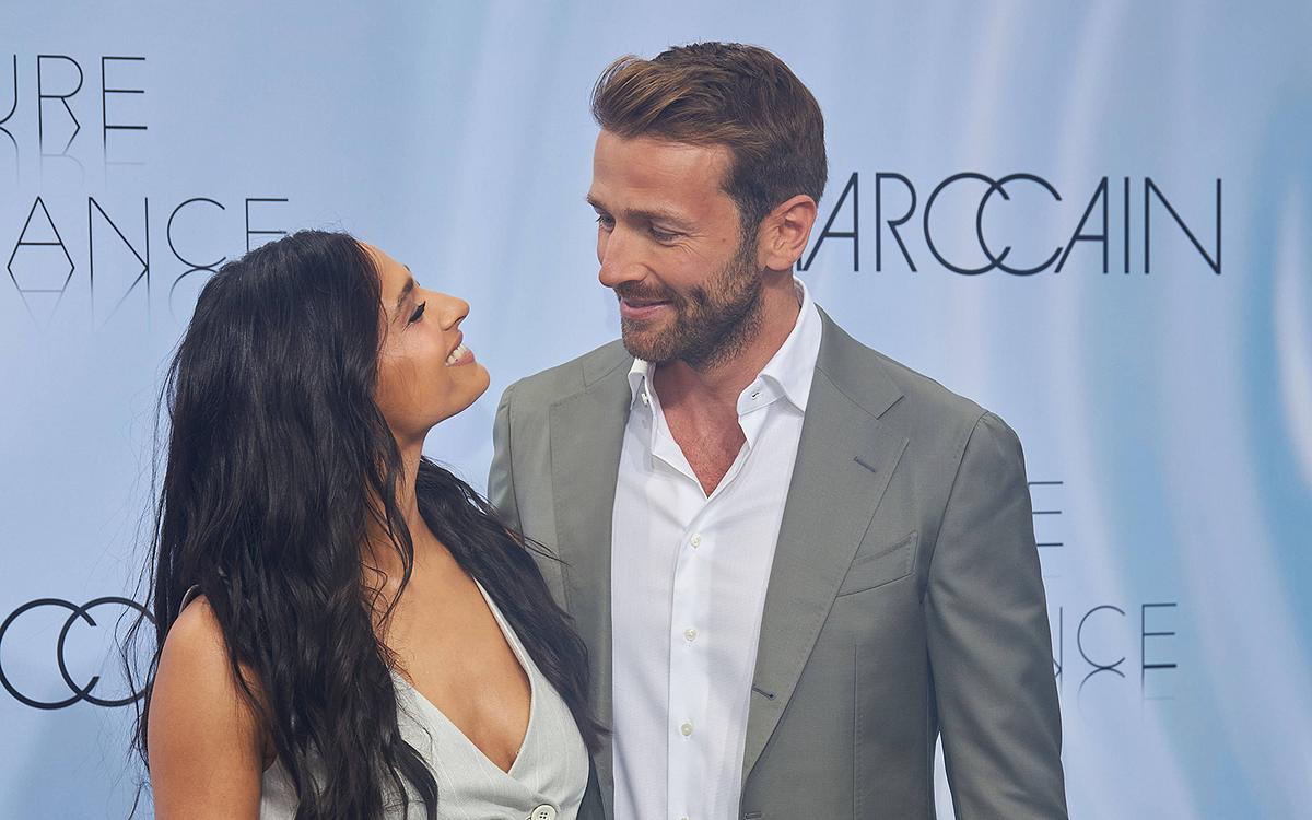 Amira Pocher und Christian Düren strahlen sich auf dem roten Teppich verliebt an