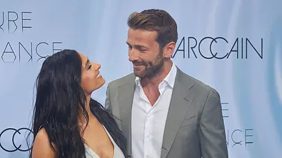 Amira Pocher und Christian Düren strahlen sich auf dem roten Teppich verliebt an - Foto: IMAGO / eventfoto54
