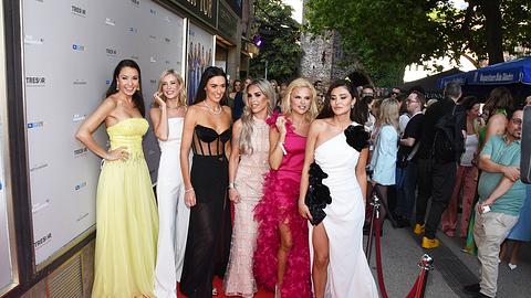 Die Real Housewives of Munich posieren auf dem roten Teppich vor der Kamera - Foto: IMAGO / Lindenthaler