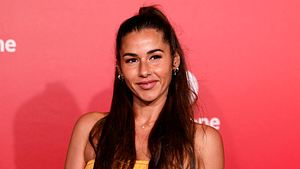 Sarah Engels strahlt auf dem roten Teppich in die Kamera - Foto: IMAGO / Panama Pictures