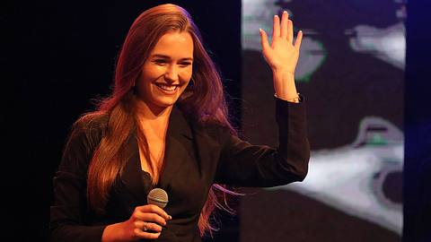 Laura Müller winkt ihren Fans zu und lächelt dabei - Foto: IMAGO / Revierfoto