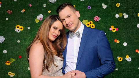 Links Justine, rechts Arben, posieren eng umschlungen für das Sommerhaus der Stars - Foto: RTL