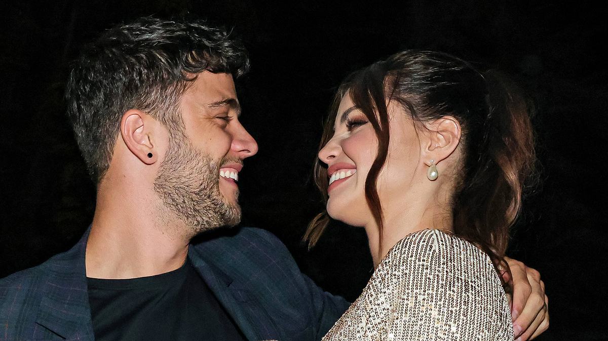 Christina und Luca Hänni schauen sich verliebt an Christina und Luca Hänni schauen sich verliebt an