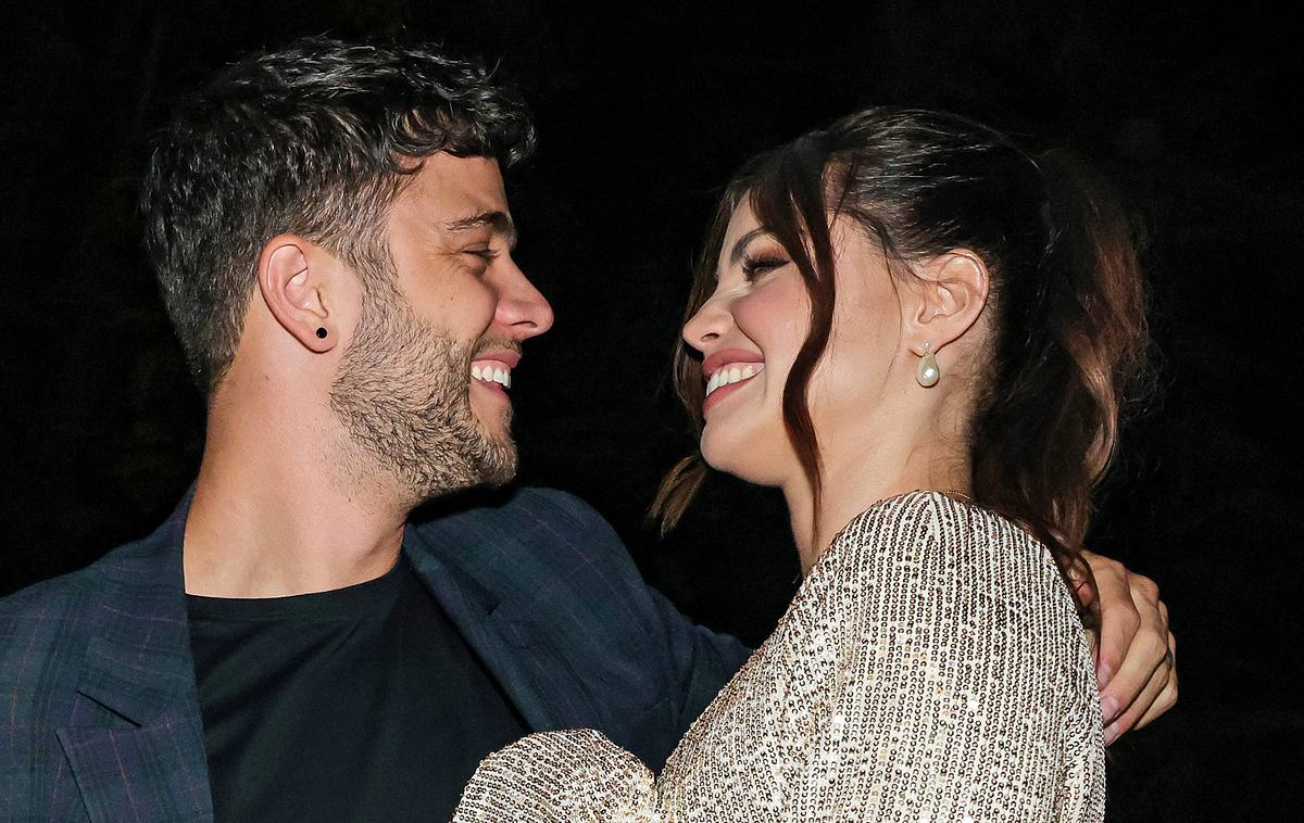 Christina und Luca Hänni schauen sich verliebt an Christina und Luca Hänni schauen sich verliebt an