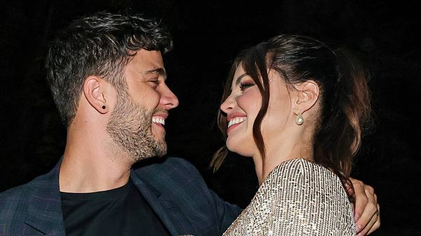 Christina und Luca Hänni schauen sich verliebt an - Foto: IMAGO / Bildagentur Monn