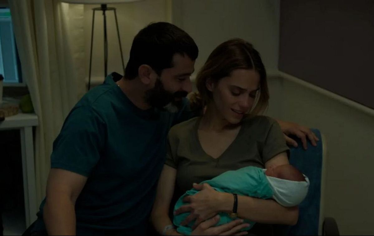 A Body that works Staffel 2: Hauptdarsteller halten ihr Baby in den Armen