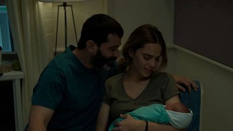 A Body that works Staffel 2: Hauptdarsteller halten ihr Baby in den Armen - Foto: instagram.com/ rotemsela1