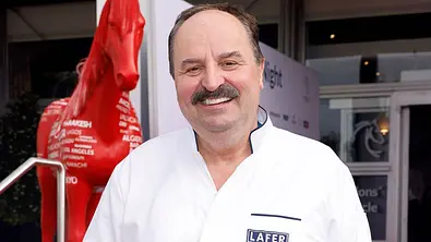 Johann Lafer in Kochjacke - Foto: IMAGO / Panama Pictures