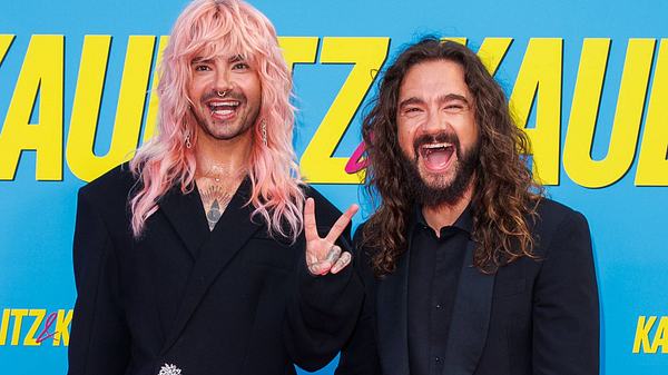 Bill Kaulitz und Tom Kaulitz lachend bei Netflix Premiere: Schulabschlüsse - Foto: IMAGO / Eventpress