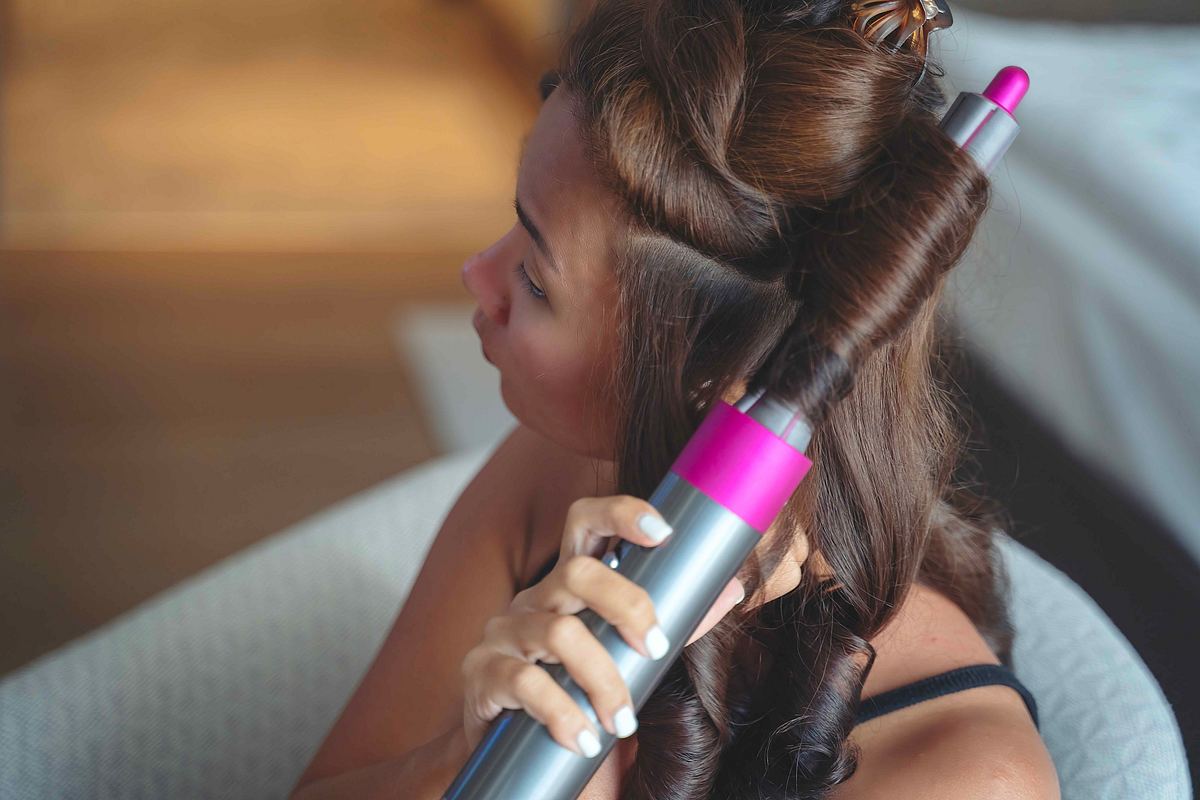Frau frisiert sich Haare mit Dyson Airwrap
