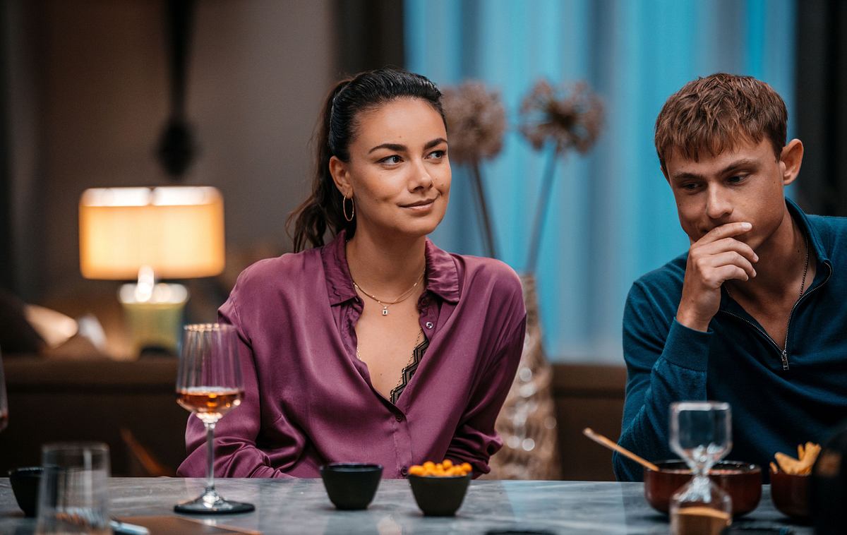 Janina Uhse und Dennis Mojen spielen die Hauptrollen in Spieleabend.