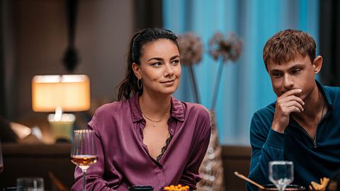 Janina Uhse und Dennis Mojen spielen die Hauptrollen in Spieleabend. - Foto: Sasha Ostrov