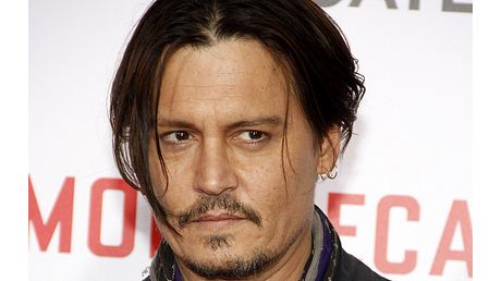 Johnny Depp im Anzug. - Foto: IMAGO / Pond5 Images