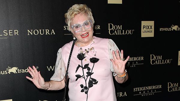 Maritta Emser posiert im rosa Kleid bei einer Veranstaltung - Foto: IMAGO / Spöttel Picture
