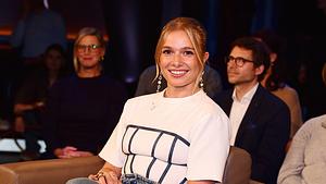 Lola Weippert sitzt in einem Sessel und lacht - Foto: IMAGO / APress International