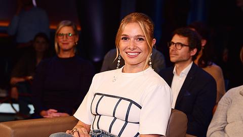 Lola Weippert sitzt in einem Sessel und lacht - Foto: IMAGO / APress International
