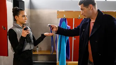 Charlie und Deniz müssen um ihre Zukunft bangen. - Foto: RTL/ Julia Feldhagen