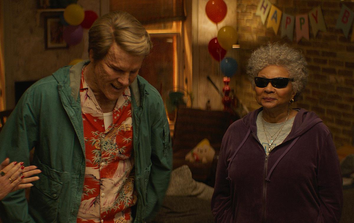 Wade Wilson (Ryan Reynolds) und Blind Al (Leslie Uggams) würden in Deadpool 3 gerne koksen - dürfen aber nicht