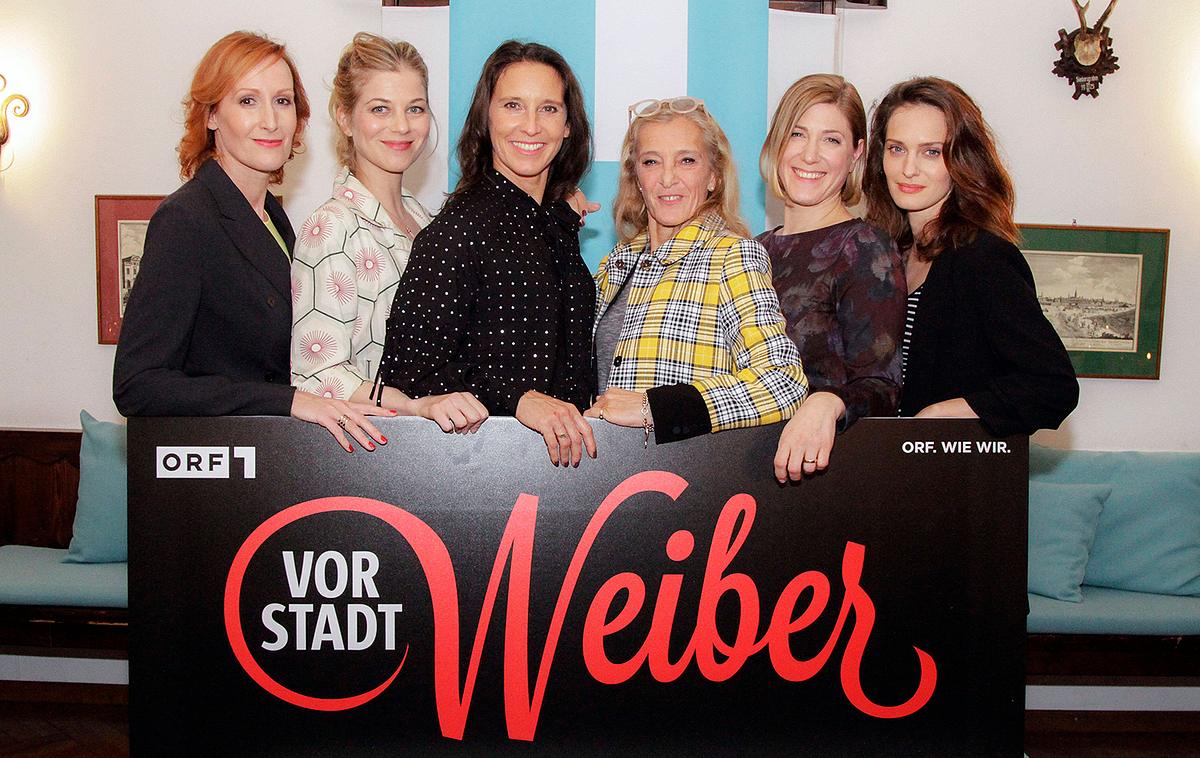 Die Vorstadtweiber posieren mit ihrem Logo