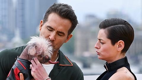 Ryan Reynolds, Emma Corrin und Peggy der Hund beim Deadpool & WolverinePhotocall. - Foto: IMAGO / PA Images