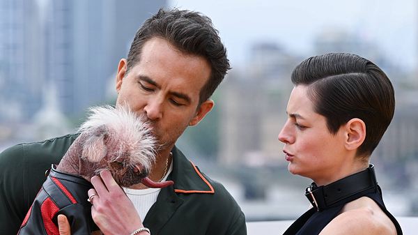 Ryan Reynolds, Emma Corrin und Peggy der Hund beim Deadpool & WolverinePhotocall. - Foto: IMAGO / PA Images