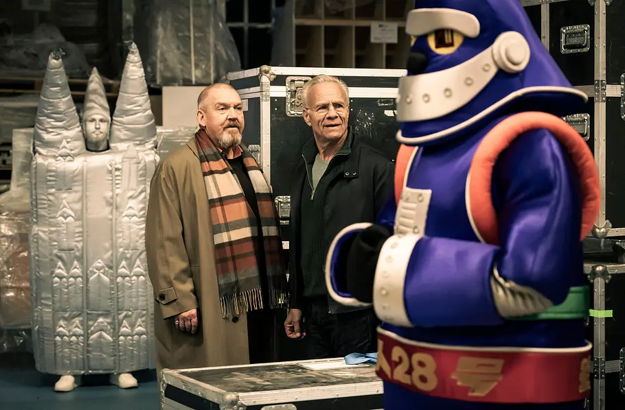 Tatort - Showtime Freddy Schenk (Dietmar Bär, links) und Max Ballauf (Klaus J. Behrendt) suchen auf dem Studiogelände nach dem Set der Kindershow Sachen und Lachen und stoßen auf allerlei buntes Volk...