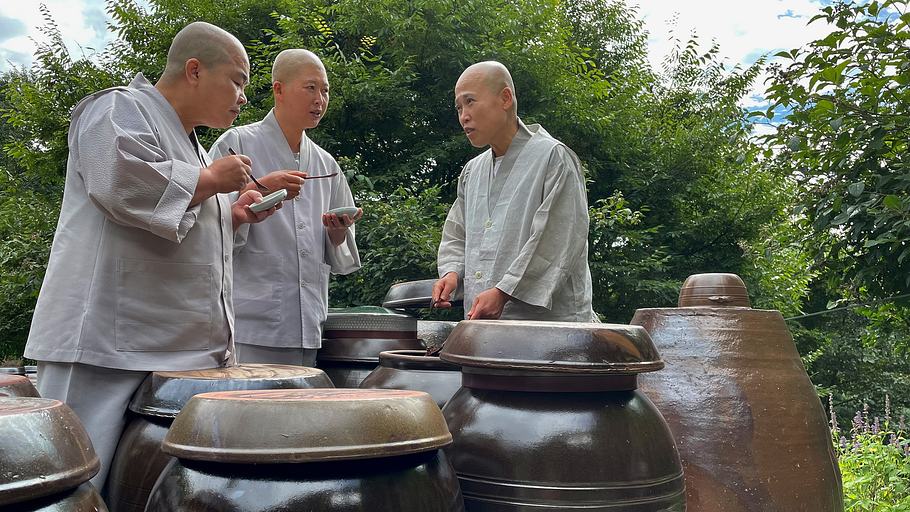 südkorea - die nonne der tempelküche